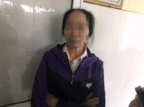 Bà Hoa chỉ biết cầu trời cho người con dâu cũ chóng tai qua nạn khỏi.