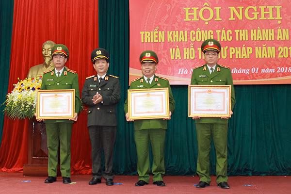 Thứ trưởng Nguyễn Văn Sơn trao Bằng khen của Thủ tướng Chính phủ tặng các cá nhân có thành tích xuất sắc. Thứ trưởng Nguyễn Văn Sơn trao Bằng khen của Thủ tướng Chính phủ tặng các cá nhân có thành tích xuất sắc.