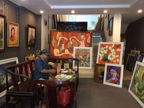 NSND Doãn Châu trong xưởng vẽ tại nhà riêng. NSND Doãn Châu trong xưởng vẽ tại nhà riêng.