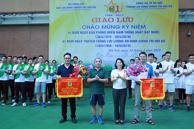 Lãnh đạo hai đơn vị trao cờ lưu niệm cho đại diện đội vận động viên