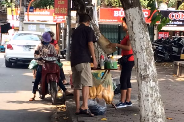 Quán bánh mỳ xiên nướng trên phố Hồ Đắc Di.