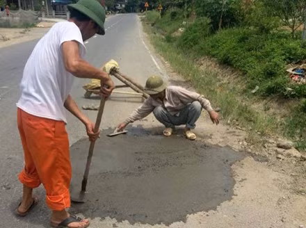 Người dân tự ý sửa đường.