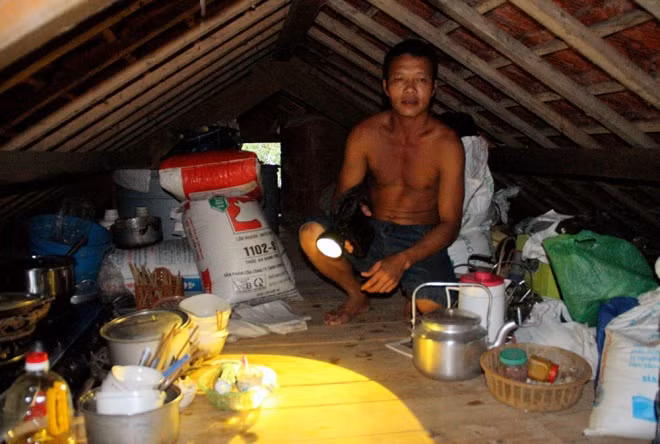 Đã quen với việc chạy lụt, anh Nguyễn Văn Thiện (trú xã Phương Mỹ) cho biết khi thấy nước dâng lên, hai vợ chồng cùng ba người con đã di chuyển tài sản, đồ đạc thiết yếu lên nóc nhà từ tối qua. "Mọi người sinh hoạt trong một không gian chật hẹp, tối om, song mọi thứ vẫn chưa đến mức thiếu thốn, bởi chưa có thiệt hại nhiều. Nếu mưa kéo dài khoảng một ngày nữa, lương thực hao hụt, mọi người sẽ phải nhờ đến cứu trợ của chính quyền", anh nói.
