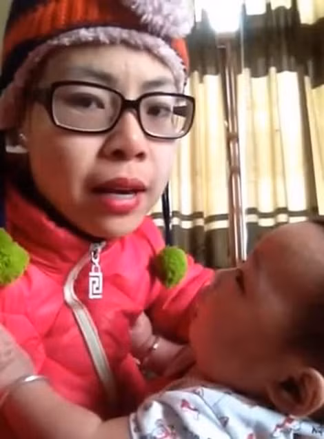 Đã có lúc Bella rao bán con trai trên mạng.