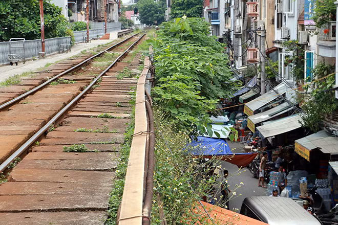 Mặt đường sắt bên trên vòm cầu rộng khoảng 4 mét phục vụ cho tàu hỏa lưu thông.