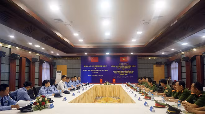 Công an tỉnh Lào Cai tổ chức hội đàm với Cục Công an châu Hồng Hà, tỉnh Vân Nam, Trung Quốc.