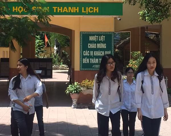 Thí sinh bước vào ngày thi thứ 2 với bài thi tổ hợp Khoa học tự nhiên