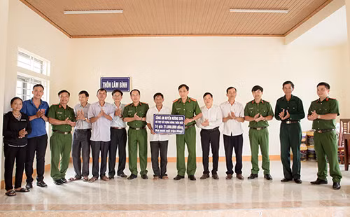 Đoàn công tác tại thôn Lâm Bình.