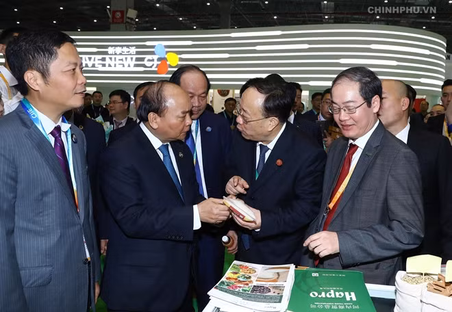 Thủ tướng Nguyễn Xuân Phúc thăm gian hàng của doanh nghiệp Việt Nam tại Hội chợ CIIE 2018. Ảnh: VGP/Quang Hiếu