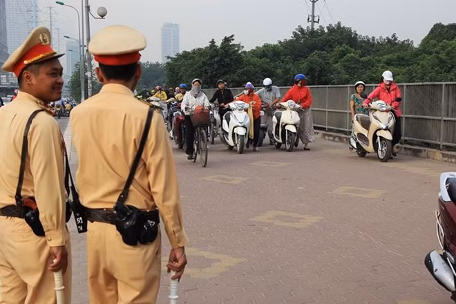 Lực lượng CSGT khó khăn trước hành động của người dân.