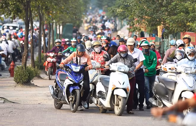 Hình ảnh người dân rồng rắn dắt xe máy đi ngược chiều trên vỉa hè đường Tố Hữu