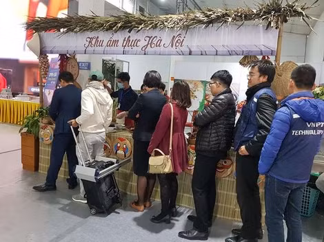 Phóng viên nước ngoài xếp hàng để thưởng thức đặc sản Hà Nội.