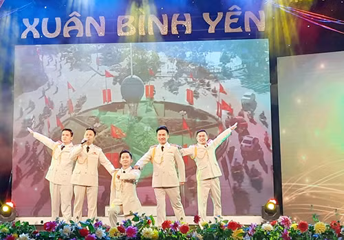 Nghệ sĩ Nhà hát CAND trong buổi ghi hình cuối cùng phục vụ khán giả dịp Tết Nguyên đán 2021.