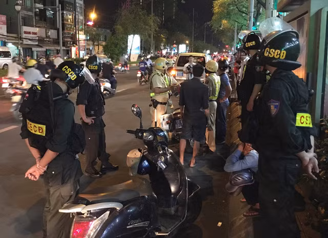 Một tổ công tác 363 tuần tra, kiểm soát trên đường phố.
