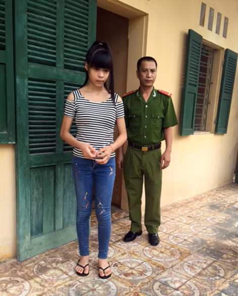 Nguyễn Thị Thư được dẫn giải về buồng giam. Nguyễn Thị Thư được dẫn giải về buồng giam.