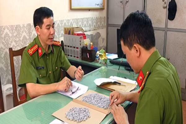 Lãnh đạo Phòng PC47 Công an tỉnh Hải Dương kiểm tra số ma túy thu giữ được trong một vụ án.