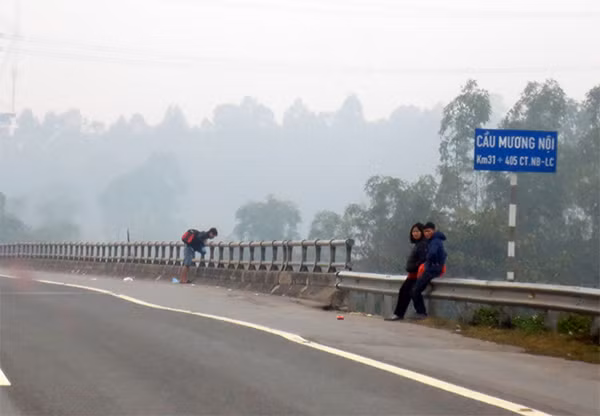 Ngồi chờ xe khách trên đường cao tốc – bất chấp nguy hiểm rình rập