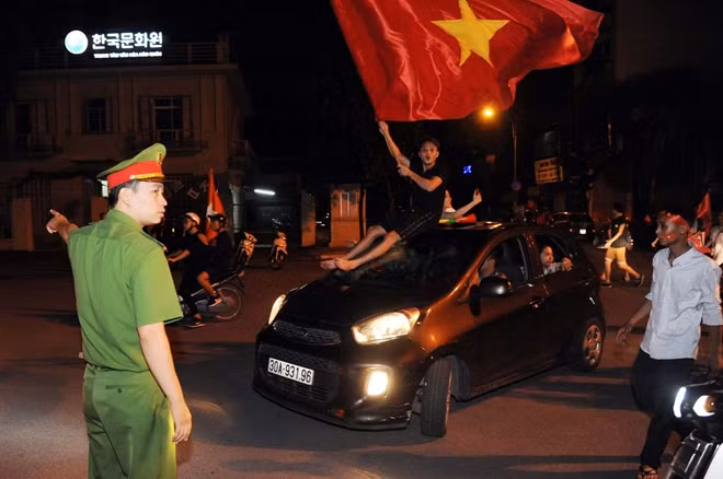 Hướng dẫn điều tiết giao thông trên đường phố.