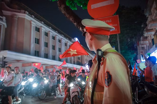 Để phân luồng giao thông, đảm bảo an ninh trật tự ở Hà Nội, Phòng CSGT CATP Hà Nội cũng huy động hơn 100 chiến sĩ chốt trực tại các tuyến đường trung tâm
