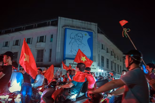 Càng về khuya, người hâm mộ đổ về khu vực trung tâm bờ Hồ ngày càng đông ăn mừng chiến thắng của Olympic Việt Nam