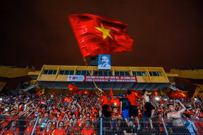 Đêm 27, rạng sáng ngày 28-8, để đảm bảo ANTT, TTATGT trên địa bàn thành phố, CATP Hà Nội tăng cường hàng chục tổ tuần tra với sự tham gia của trên 300 cảnh sát cơ động, 200 cảnh sát giao thông và các đơn vị chức năng khác thức trắng đêm đảm bảo an ninh, an toàn cho người dân Thủ đô vui chiến thắng.