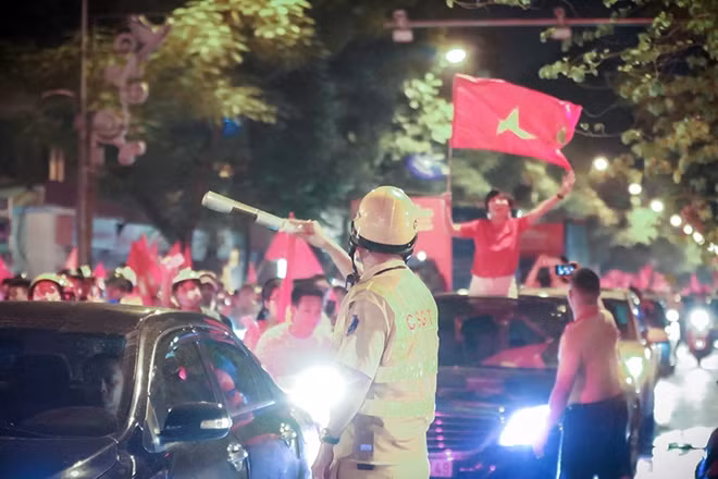 Đối với người dân xuống đường cổ vũ cho đội tuyển, các tổ công tác sẽ bảo vệ để đảm bảo an toàn, tránh ùn tắc giao thông. Với những hành động quá khích như đập phá, gây rối trật tự, đua xe trái phép, cảnh sát sẽ xử lý nghiêm
