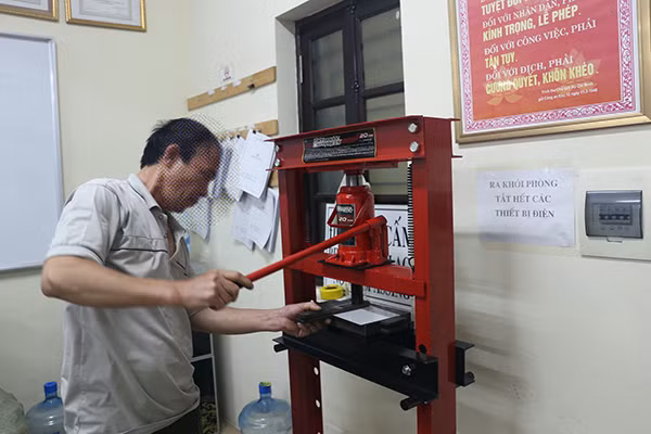 Đối tượng T cùng tang vật.