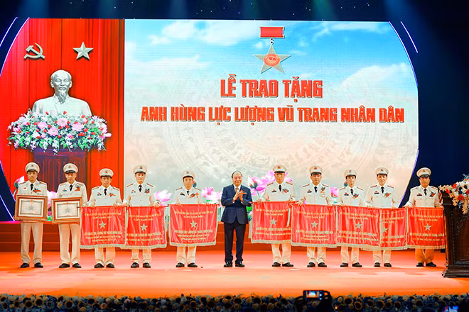Thủ tướng Chính phủ Nguyễn Xuân Phúc trao tặng danh hiệu Anh hùng lực lượng vũ trang nhân dân cho Công an tỉnh Phú Thọ và các tập thể, cá nhân. Thủ tướng Chính phủ Nguyễn Xuân Phúc trao tặng danh hiệu Anh hùng lực lượng vũ trang nhân dân cho Công an tỉnh Phú Thọ và các tập thể, cá nhân.
