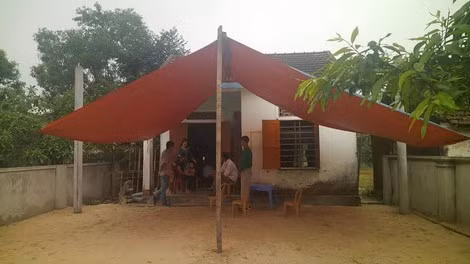3 chị em Sáng hiện sống nhờ tại nhà của người cậu ruột.