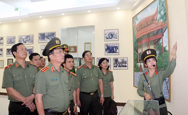 Thứ trưởng Nguyễn Văn Thành cùng đoàn công tác tham quan các hiện vật trưng bày tại Nhà truyền thống Kế hoạch phản gián CM12.