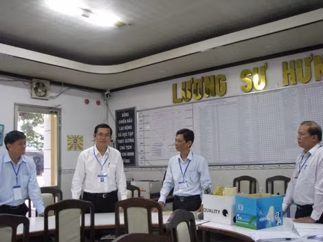 Thứ trưởng Bộ GD-ĐT Nguyễn Văn Phúc (thứ hai, từ trái qua) kiểm tra tình hình thi cử tại trường THPT Bùi Thị Xuân (quận 1, TP Hồ Chí Minh).