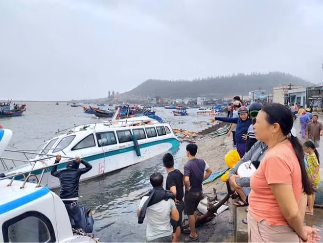 Nhiều tàu thuyền bị bão số 9 đánh chìm