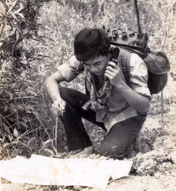 Trần Minh Tâm (cán bộ H67) theo dõi hoạt động của địch tại căn cứ An Phước, Châu Thành, Bến Tre (năm 1972) Trần Minh Tâm (cán bộ H67) theo dõi hoạt động của địch tại căn cứ An Phước, Châu Thành, Bến Tre (năm 1972)