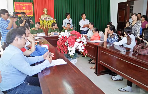 Người dân đến nộp đơn tố giác và làm việc với cơ quan Công an tỉnh Bà Rịa-Vũng Tàu.