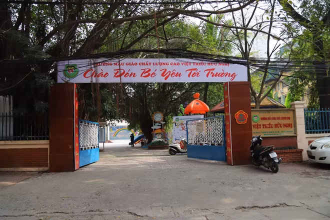 Trường mẫu giáo Việt - Triều được xây dựng bằng nguồn vốn viện trợ của Chính phủ Triều Tiên năm 1978 trên khuôn viên rộng gần 4.000 m2 tại khu B tập thể Trung Tự (Đống Đa, Hà Nội). Đây là trường chất lượng cao của Hà Nội, đạt chuẩn quốc gia mức độ 2 (mức cao nhất).