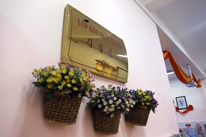 Tuy còn ở độ tuổi “tiền sửu nhi” nhưng các em học sinh ở đây hiểu rất rõ ý nghĩa tên lớp học và đặc biệt kính trọng các nhà lãnh đạo của nước Triều Tiên và Bác Hồ. Các em có thể tô màu chính xác vào các vùng miền trên bản đồ của hai nước Việt – Triều; biết được tên những món ăn truyền thống nổi tiếng hai nước…