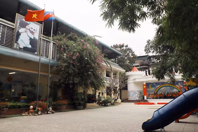 Năm 2019, Trường Mẫu giáo hữu nghị Việt - Triều có 17 lớp học với 470 học sinh thuộc bốn lứa tuổi: nhà trẻ, mẫu giáo bé, mẫu giáo nhỡ, mẫu giáo lớn. Trong đó, có 02 lớp học đặc biệt mang tên “Lớp Kim Nhật Thành” và “Lớp Kim Jong il”. Đây là hai nhà lãnh đạo vĩ đại có công khai sáng, xây dựng nước Triều Tiên hiện đại.