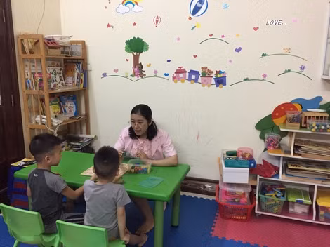 Cô Ngô Thị Hiên hướng dẫn các bé phát âm chữ cái.