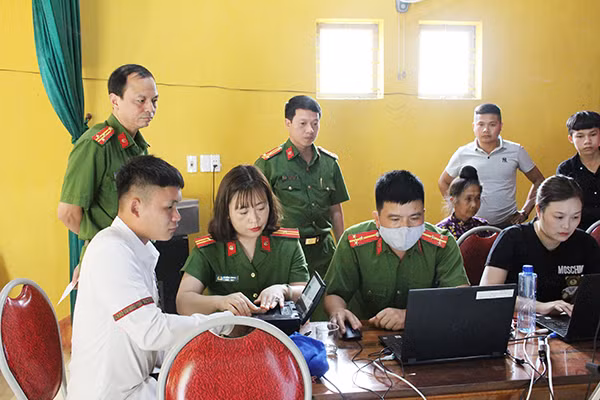 CBCS Công an không quản ngày đêm cấp căn cước công dân, tận tụy phục vụ nhân dân. CBCS Công an không quản ngày đêm cấp căn cước công dân, tận tụy phục vụ nhân dân.