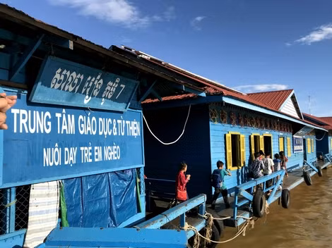 Trung tâm giáo dục và từ thiện nuôi dạy trẻ em nghèo do thầy Tư sáng lập. Trung tâm giáo dục và từ thiện nuôi dạy trẻ em nghèo do thầy Tư sáng lập.