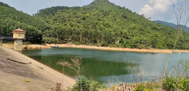 Hồ Truồi xuất hiện vết thấm cũ ở vai đập chính.