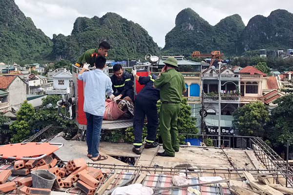Lực lượng Công an và PCCC tỉnh Quảng Ninh cứu người bị điện giật Lực lượng Công an và PCCC tỉnh Quảng Ninh cứu người bị điện giật