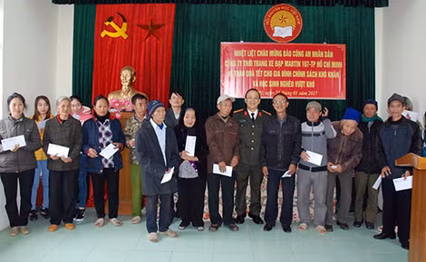 Đại tá Nguyễn Thanh Hải, đại diện Công ty Thời trang và Xe đạp Martin 107 trao quà Tết tới đồng bào nghèo xã An Mỹ