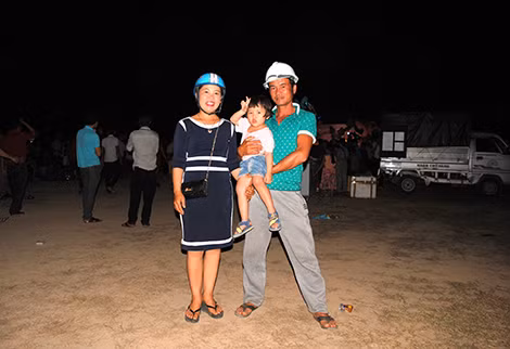 "Chợ tình" se duyên để anh Hoa và chị Cúc thành vợ chồng.