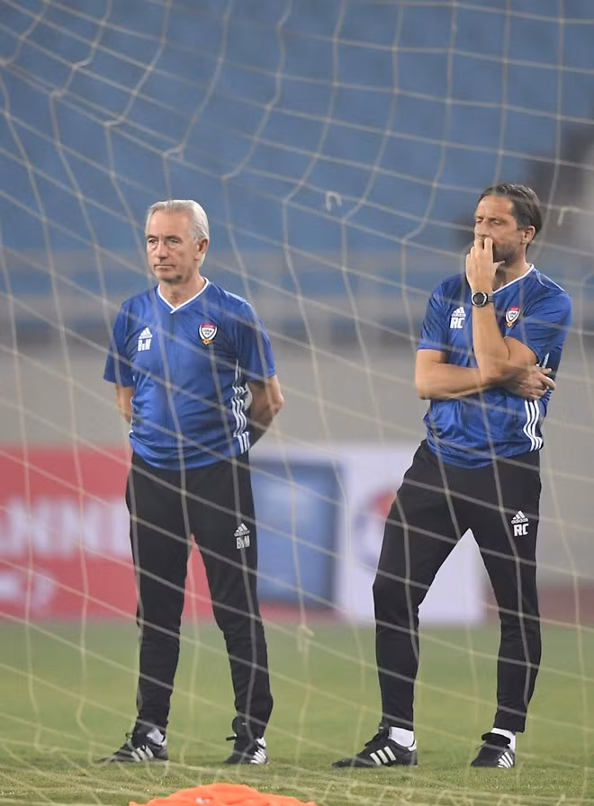 Trước đó, tại buổi họp báo HLV Bert van Marwijk cho biết, lối chơi của UAE có thể áp dụng nghe có vẻ dễ nhưng lại không dễ. Toàn đội đã theo dõi Việt Nam ở những trận đấu gần đây, các cầu thủ Việt Nam chơi rất đa dạng. Đội ngũ của UAE đã nghiên cứu kỹ Việt Nam và có đấu pháp.