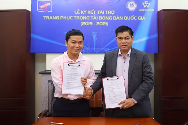 Đại diện Liên đoàn Bóng bàn Việt Nam và nhà tài trợ Nhân Đức Hotel tại lễ ký kết.
