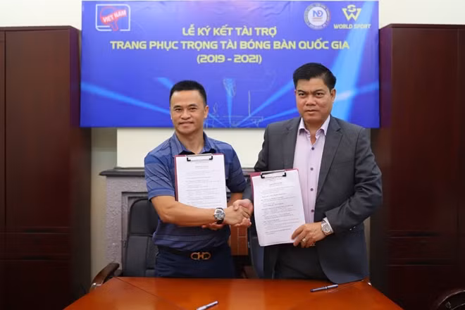 Đại diện Liên đoàn Bóng bàn Việt Nam và nhà tài trợ World Sport tại lễ ký kết.