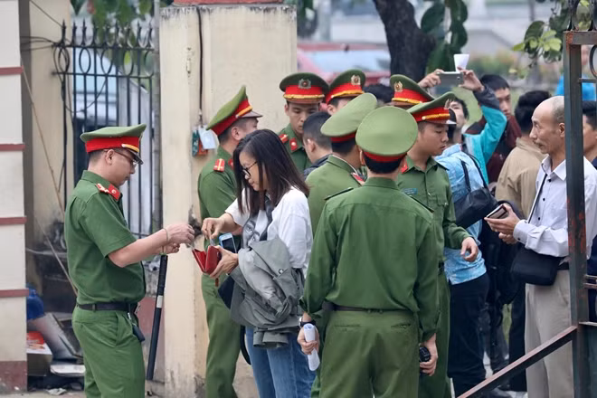 Lực lượng công an siết chặt an ninh, kiểm tra những người đến dự phiên tòa