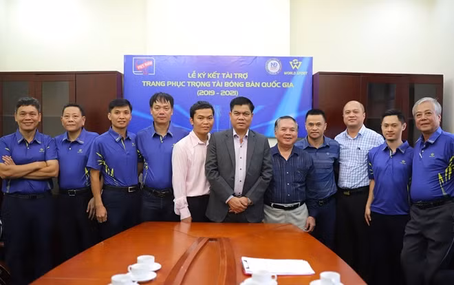 Các đại biểu tại lễ ký kết tài trợ.