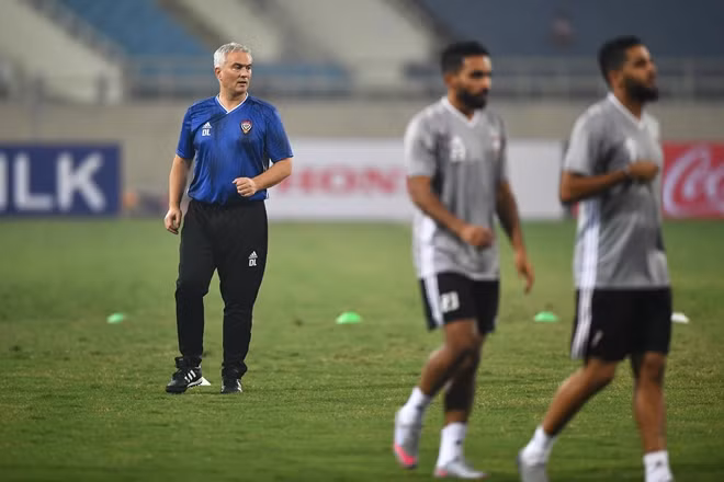 HLV Bert van Marwijk của đội tuyển UAE quan sát, chỉ đạo các cầu thủ trong buổi tập.